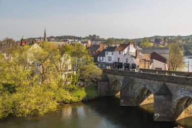 Durham, İngiltere -22 Nisan 2019: Elvet Köprüsü manzarası, ortaçağ duvarcılık kemer köprüsü Durham şehrinde takılı.