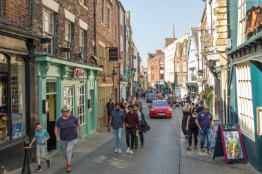 Durham, Kuzey Doğu İngiltere, İngiltere - 22 Nisan 2019: Ortaçağ Durham şehrindeki şık bir İngiliz caddesinin görüntüsü. Dar cadde boyunca tuğla evler.