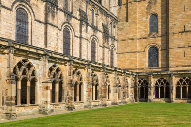 Durham, Kuzey Doğu İngiltere, İngiltere - 22 Nisan 2019: Durham Katedrali Palace Green 'den izlendi. Anglikan Katedrali ve Durham Piskoposluğu 'nun merkez kilisesi.