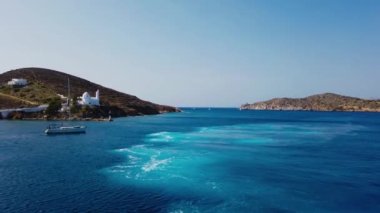 Chora, Ios Adası, Yunanistan - 26 Eylül 2020 Chora limanından kalkan tekne. Agia Irini, Saint Irene, Yunan Ortodoks Kilisesi.