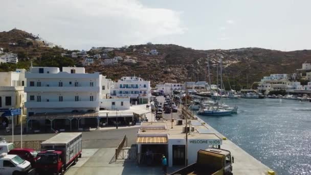 ギリシャのイオス島の港 9月2020 イオス島の港の眺め 人々はフェリーを待っている 丘の上の伝統的な白い建物 — ストック動画