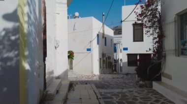 Parikia, Paros Adası, Yunanistan... 26 Eylül 2020, eski şehrin dar sokağı. Geleneksel, geniş mimari ve beyaz eklemli taş bir yol..