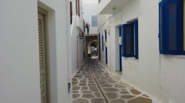 Parikia, Paros Adası, Yunanistan... 26 Eylül 2020, eski şehrin dar sokağı. Geleneksel, geniş mimari ve beyaz eklemli taş bir yol..