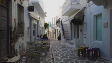 Parikia, Paros Adası, Yunanistan... 26 Eylül 2020, eski şehrin dar sokağı. Geleneksel, geniş mimari ve beyaz eklemli taş bir yol..