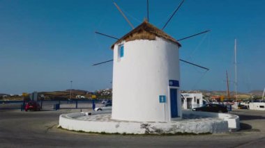 Parikia, Paros Adası, Yunanistan - 26 Eylül 2020: İkonik, geleneksel rüzgar türbinleri. Arka planda deniz.