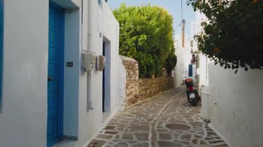 Parikia, Paros Adası, Yunanistan... 26 Eylül 2020, eski şehrin dar sokağı. Geleneksel, geniş mimari ve beyaz eklemli taş bir yol..
