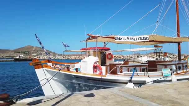 希腊帕洛斯岛Naoussa 2020年9月27日 船只和帆船停泊在港口码头 小渔镇 — 图库视频影像