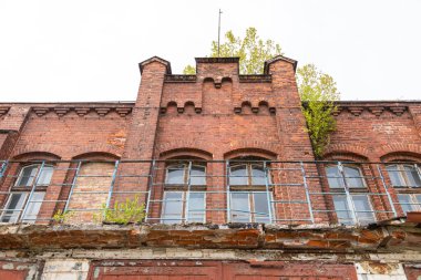 Eski itfaiye istasyonunun yıkılmış binası. İmparatorluk Tersanesi, Gdansk, Polonya.