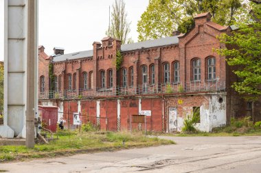 İmparatorluk Tersanesi, Gdansk, Polonya - 01 Mayıs 2019: Eski itfaiye istasyonunun yıkılmış binası.