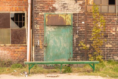 İmparatorluk Tersanesi Patikası. Terk edilmiş salonun yüksek kapısı. İmparatorluk Tersanesi Yolu, Gdansk Tersanesi, Polonya