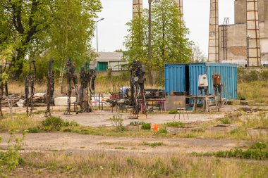 Gdansk, Polonya - 01 Mayıs 2019: Polonya 'nın Gdansk kentindeki İmparatorluk Tersanesinde ilginç bir açık hava kazazedeleri