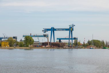Gdansk, Polonya - 01 Mayıs 2019: Gdansk Tersanesi. İskele altyapısı. Kanal Ölü Vistül.