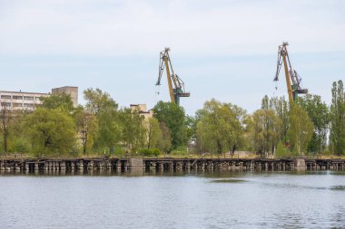 Gdansk, Polonya - 01 Mayıs 2019: İmparatorluk Tersanelerindeki liman vinçlerinin görüntüsü. Arkaplanda bina.