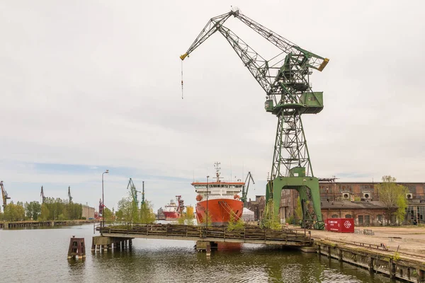 グダニスク ポーランド 5月2019 帝国造船所での港湾クレーンのビュー 船が波止場に係留され — ストック写真