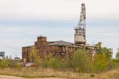 Gdansk, İmparatorluk Tersanesi, Polonya - 01 Mayıs 2019: Milk Peter, İmparatorluk Tersanesi 'nde bir sanat galerisi. Ön planda eski vinç.