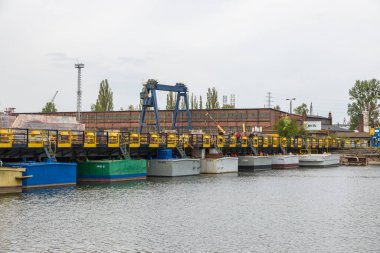 Gdansk, Polonya - 01 Mayıs 2019: Gdansk Tersanesi. İskele altyapısı. Kanal Ölü Vistül.