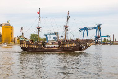 Gdansk, Polonya - 01 Mayıs 2019: Gdansk Tersanesi. İskele altyapısı. Ölü Vistula 'da Galar Gdanski' de turist gezisi.