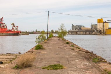 Gdansk, Polonya - 01 Mayıs 2019: Gdansk Tersanesi. İskele altyapısı. Gdansk Toplu Terminali. Kanal Ölü Vistül.