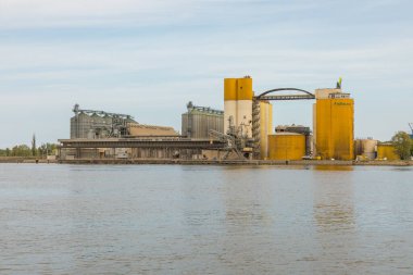 Gdansk, Polonya - 01 Mayıs 2019: Gdansk Tersanesi. İskele altyapısı. Gdansk Toplu Terminali. Kanal Ölü Vistül.
