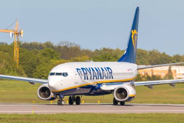 POLAND, GDANSK - 11 Mayıs 2019: Ryanair Boeing 737 Lech Walesa Havaalanı pistinde havalanırken.