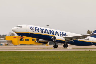 POLAND, GDANSK - 12 Mayıs 2019: Gdansk 'taki Lech Walesa Havaalanı' ndan kalkan bir Ryanair uçağı.
