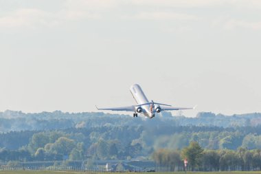 Gdansk, Poland- 11 Mayıs 209: Lufthansa havaalanı pistinden kalkıyor. Gdansk 'taki Lech Walesa Havaalanı..