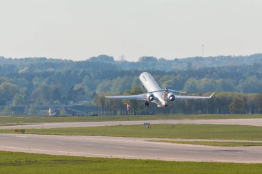 Gdansk, Poland- 11 Mayıs 209: Lufthansa havaalanı pistinden kalkıyor. Gdansk 'taki Lech Walesa Havaalanı..