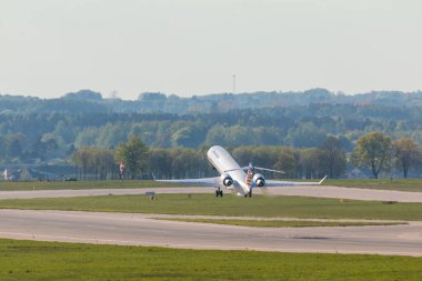 Gdansk, Poland- 11 Mayıs 209: Lufthansa havaalanı pistinden kalkıyor. Gdansk 'taki Lech Walesa Havaalanı..