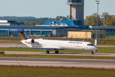 POLAND, GDANSK - 11 Mayıs 2019: Havaalanı pistinde Lufthansa uçak hattı. Gdansk 'taki Lech Walesa Havaalanı..