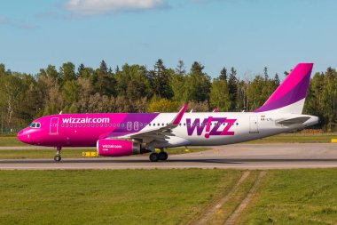 POLAND, GDANSK - 11 Mayıs 2019: Wizzair havaalanı pistinde taksicilik yapan uçak hattı. Gdansk 'taki Lech Walesa Havaalanı..