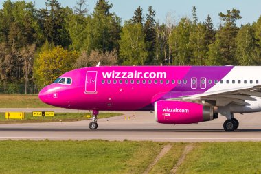 POLAND, GDANSK - 11 Mayıs 2019: Wizzair havaalanı pistinde taksicilik yapan uçak hattı. Gdansk 'taki Lech Walesa Havaalanı..