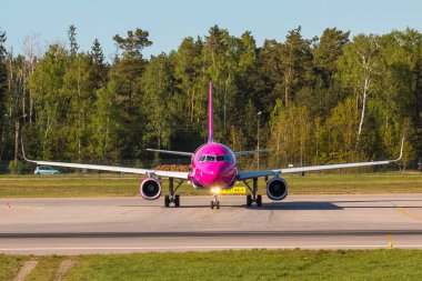 POLAND, GDANSK - 11 Mayıs 2019: Wizzair havaalanı pistinde taksicilik yapan uçak hattı. Gdansk 'taki Lech Walesa Havaalanı..