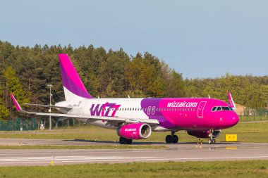 POLAND, GDANSK - 11 Mayıs 2019: Wizzair havaalanı pistinde taksicilik yapan uçak hattı. Gdansk 'taki Lech Walesa Havaalanı..