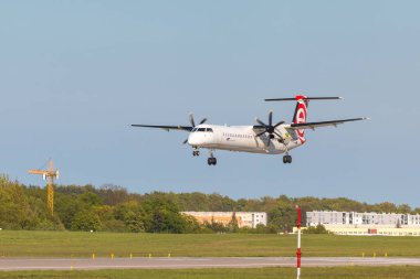 POLAND, GDANSK - 12 Mayıs 2019: Havaalanı pistine iniş yapan uçaklar. Gdansk 'taki Lech Walesa Havaalanı..