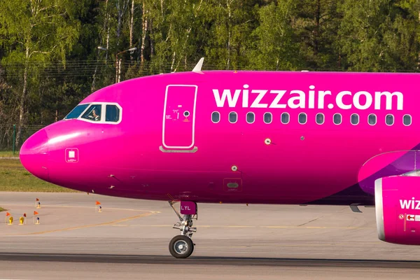 Polónia Gdansk Maio 2019 Linha Aeronaves Wizzair Taxiando Pista Aeroporto — Fotografia de Stock