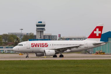 POLAND, GDANSK - 12 Mayıs 2019: havaalanı pistine İsviçre uçağı indi. Gdansk 'taki Lech Walesa Havaalanı..