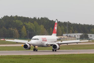 POLAND, GDANSK - 12 Mayıs 2019: havaalanı pistine İsviçre uçağı indi. Gdansk 'taki Lech Walesa Havaalanı..