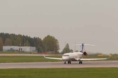 POLAND, GDANSK - 11 Mayıs 2019: Lech Walesa Havaalanı pistinde taksicilik sırasında SAS uçağı.