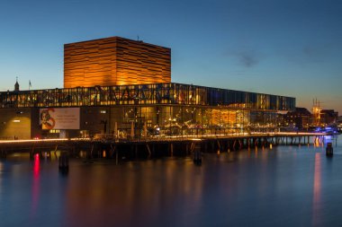 Danimarka, Kopenhag - 15 Mayıs 2019: Geceleri Kopenhag 'daki modern binaların manzarası. Güzel aydınlatma.