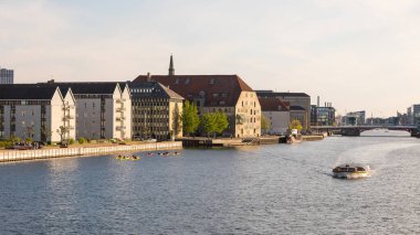 Danimarka, Kopenhag - 15 Mayıs 2019: Kanal kıyısındaki Kopenhag eski şehri.