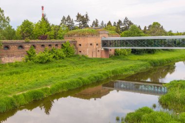 Poznan, Polonya - 19 Mayıs 2019: Cybina Nehri 'ne inşa edilen Poznan Kalesi' nin güçlendirilmiş hidroteknik tesisi Katedral Sluice.