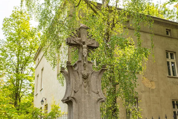 Каменный Крест Стоящий Рядом Соборной Базиликой Место Смерти Отца Зигмунта — стоковое фото