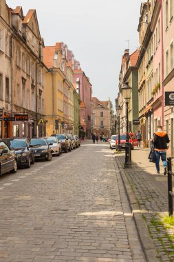 Poznan, Polonya - 19 Mayıs 2019: Poznan 'da restoranı ve kafesi olan eski bir kasaba. Cobblestone Caddesi..