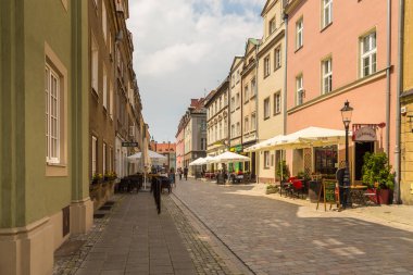 Poznan, Polonya - 19 Mayıs 2019: Poznan 'da restoranı ve kafesi olan eski bir kasaba. Cobblestone Caddesi..