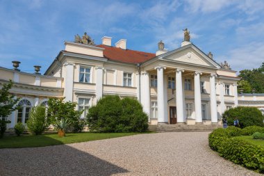 Smielow, Polonya - 01 Haziran 2019: Smielow 'daki Adam Mickiewicz Müzesi' nin bulunduğu sarayın manzarası.