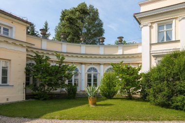 Smielow 'daki Adam Mickiewicz Müzesi' nin bulunduğu sarayın manzarası. Polonya.