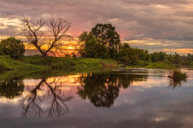 Kamion, Mazovia, Polonya 'daki Bzura nehrinin üzerinde güzel bir gün doğumu.
