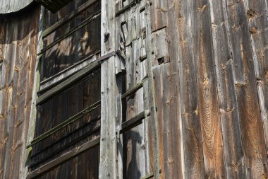 1718 yılında Drewnica 'da inşa edilen tarihi ahşap yel değirmeninin manzarası. Bina anıtların kaydına girildi. Drewnica, Zulawy, Polonya.