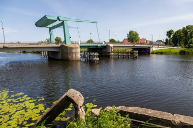 Drewnica, Zulawy, Polonya - 15 Haziran 2019: Zulawy döngüsünün bir parçası olan Szkarpawa Nehri üzerindeki Drewnica 'da asma köprü. Popüler bir turizm merkezi..