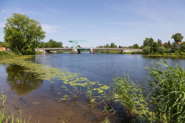 Drewnica, Zulawy, Polonya - 15 Haziran 2019: Zulawy döngüsünün bir parçası olan Szkarpawa Nehri üzerindeki Drewnica 'da asma köprü. Popüler bir turizm merkezi..
